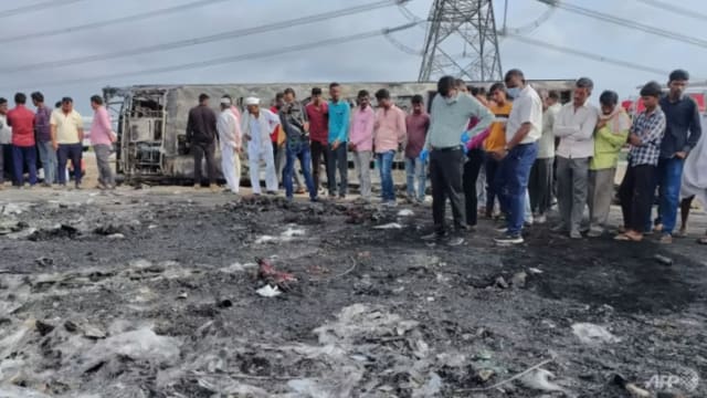 印度巴士起火燃烧 至少25人亡八人伤