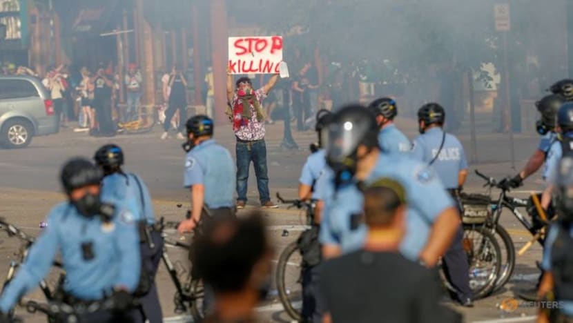 Minnesota calls in National Guard to quell unrest over black man's death in police custody Minnesota calls in National Guard to quell unrest over black man's death in police custody