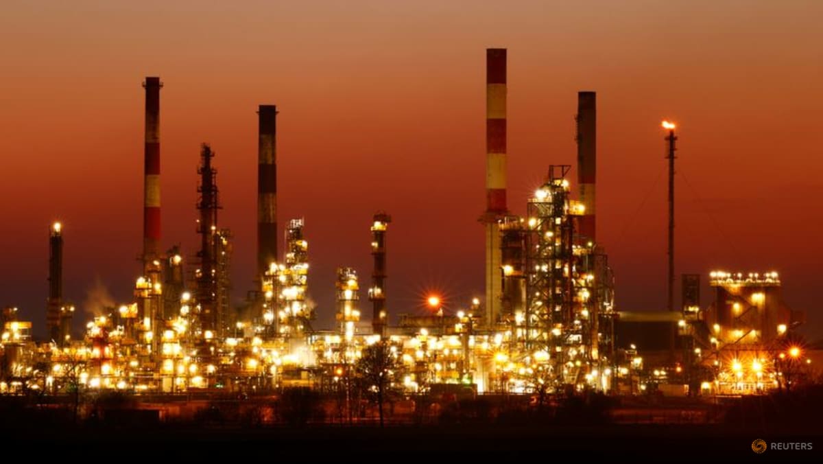 Oil rises as Libya outages add to Russia supply fears