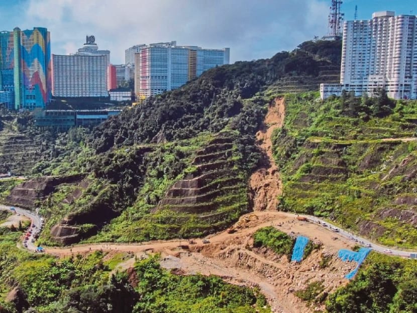 The landslide that hit Jalan Genting-Amber Court towards Amber Court in Genting Highlands. The landslide that hit Jalan Genting-Amber Court towards Amber Court in Genting Highlands.