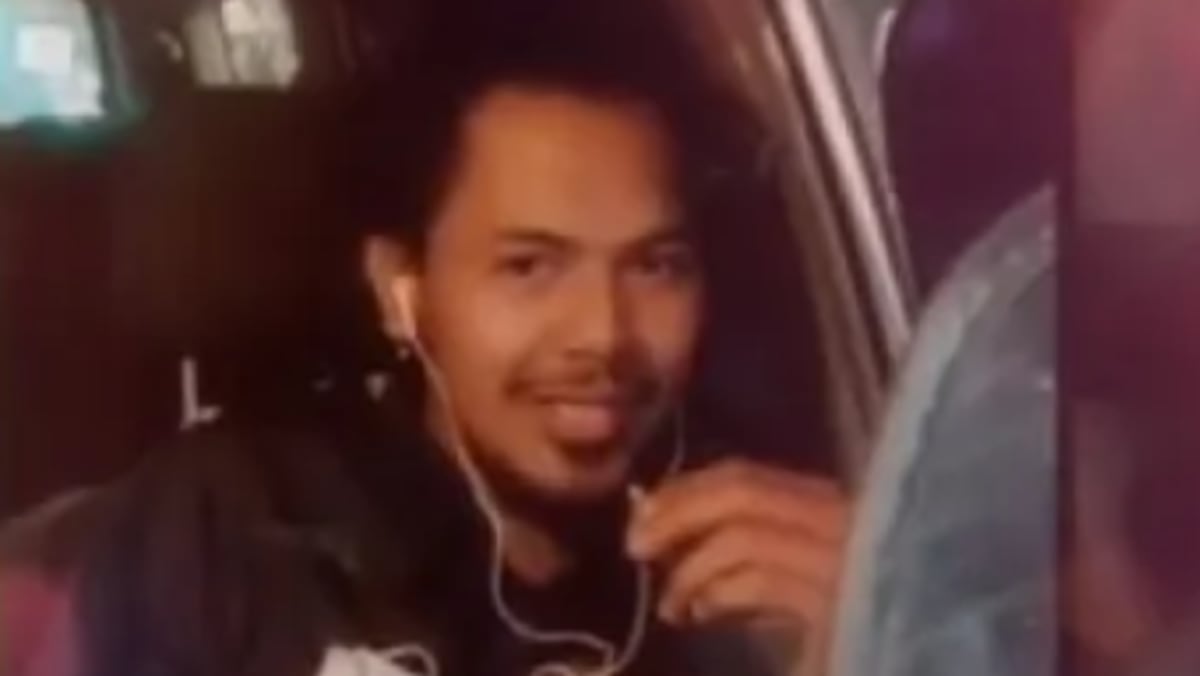 Pemuda nyanyikan lagu Tiara versi 'suara P. Ramlee' memukau warga maya BERITA Mediacorp