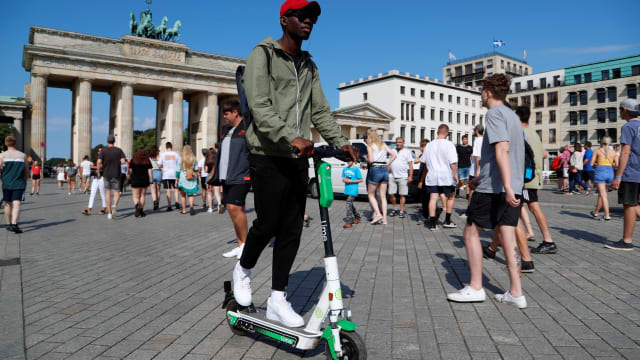 法国巴黎市民投票支持禁共享电板车