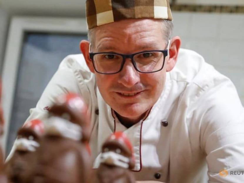 Chocolate Santas in marzipan masks – a coronavirus Christmas hit in Hungary Chocolate Santas in marzipan masks – a coronavirus Christmas hit in Hungary