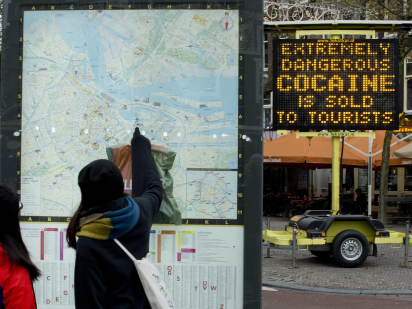 An electronic sign post warns tourists of extremely dangerous cocaine being sold to tourists on Rembrandtplein square in the center of Amsterdam, Netherlands, Nov 27, 2014. Photo: AP