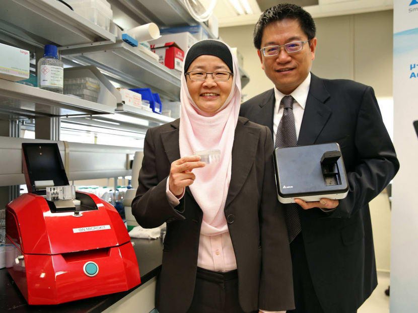Dr Jackie Ying (left) and Dr Tian Wei-Cheng with the automated portable virus detector microkit. Photo: Wee Teck Hian