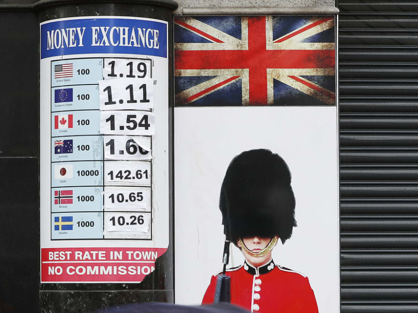 A board with exchange rates against the pound at a 

London money changer yesterday. Pound rallies are limited 

and weak, while plunges are harsh and prolonged. Photo: AP