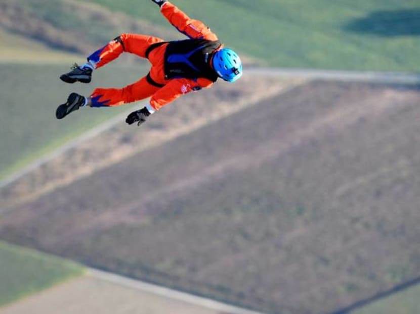 Parachutist makes world's first jump from solar-powered plane Parachutist makes world's first jump from solar-powered plane