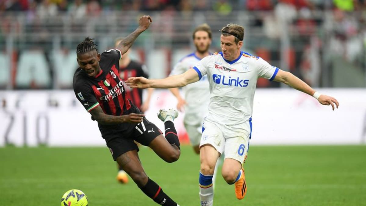 Leao meningkatkan harapan empat besar Milan dengan kemenangan 2-0 atas Lecce