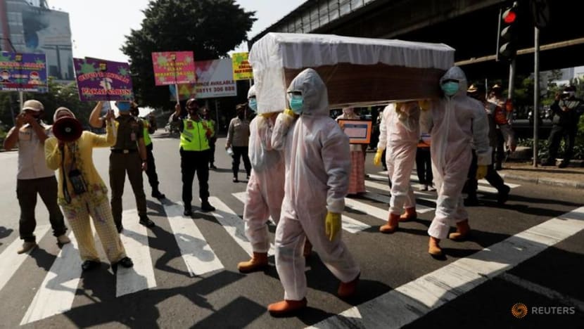 Posing as ghosts, public shaming: How effective are Indonesia's out-of-the-box approaches against COVID-19? Posing as ghosts, public shaming: How effective are Indonesia's out-of-the-box approaches against COVID-19?