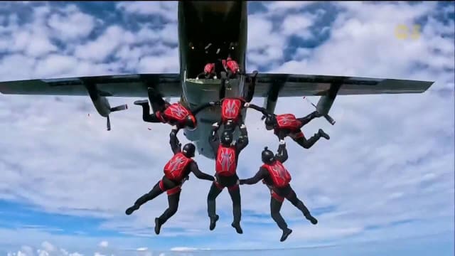 【国庆庆典2023】在红狮跳伞队表演环节 八名红狮跳伞员一跃而下