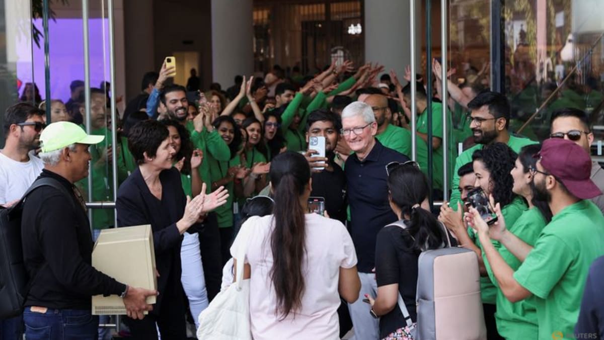 Apple membuka toko pertama di India saat para penggemar memamerkan gadget antik dan berfoto selfie