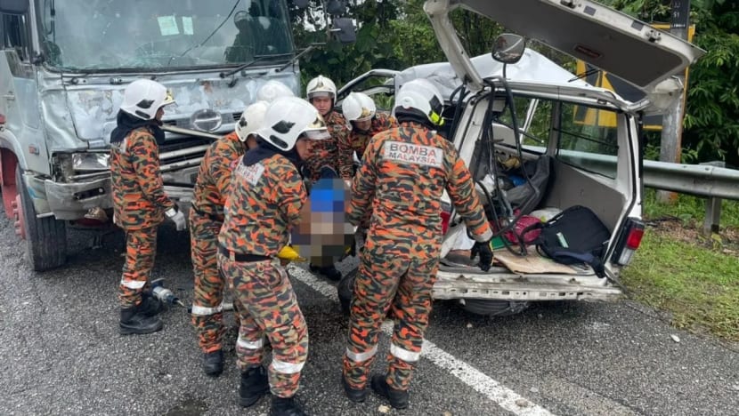 Warga SG cedera parah dalam nahas van di Mersing