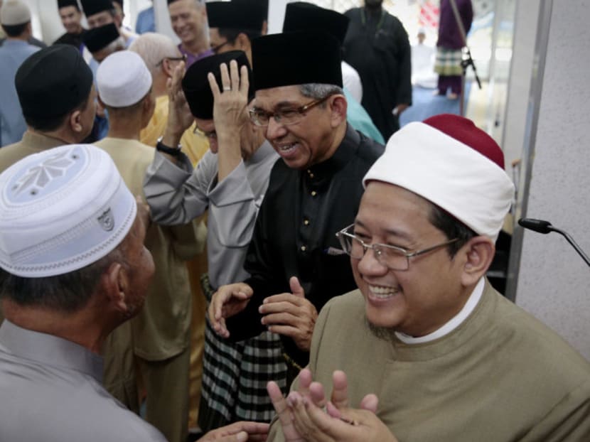 The Muslim community here should not let themselves be trapped by a “siege mentality”, feeling that they are being attacked or oppressed, said the mufti of Singapore, Dr Mohamed Fatris Bakaram (far right). Beside him is Dr Yaacob Ibrahim, Minister-in-charge of Muslim Affairs.