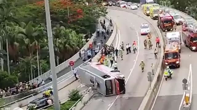 香港厂巴撞石墩腾空侧翻 26乘客受伤司机一度昏迷