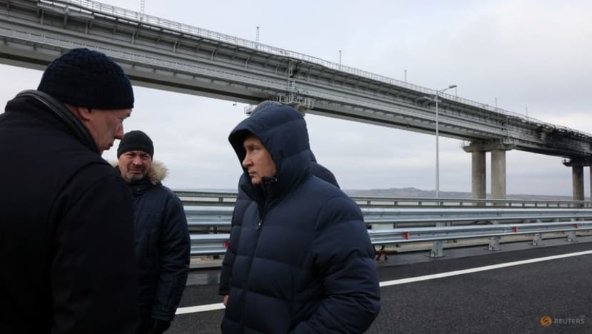 Putin drives across Crimea bridge in a Mercedes Putin drives across Crimea bridge in a Mercedes