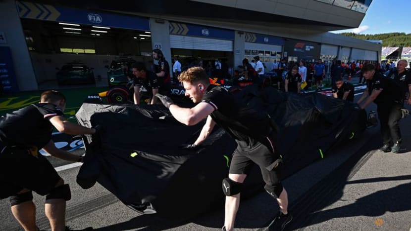 Hamilton apologises to Mercedes after qualifying crash Hamilton apologises to Mercedes after qualifying crash
