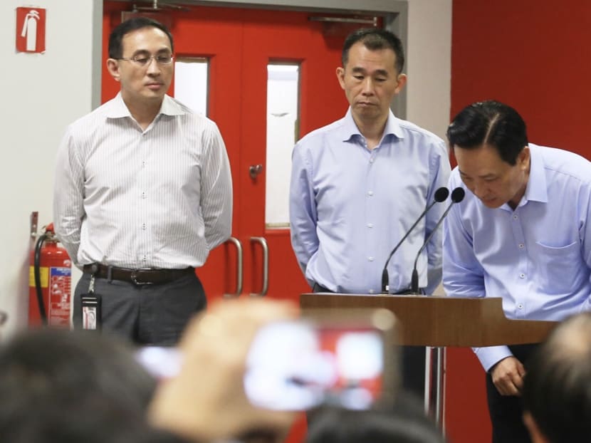 Chairman of SMRT Corporation and SMRT Trains Seah Moon Ming taking a bow and apologising to the public for the underground flooding incident along the North-South Line (NSL) on Oct 7-8 that resulted in a 20-hour disruption. Looking on (from left) is SMRT Group Chief Executive Officer Desmond Kuek and SMRT Trains' Chief Executive Officer Lee Ling Wee. Photo: Koh Mui Fong/TODAY