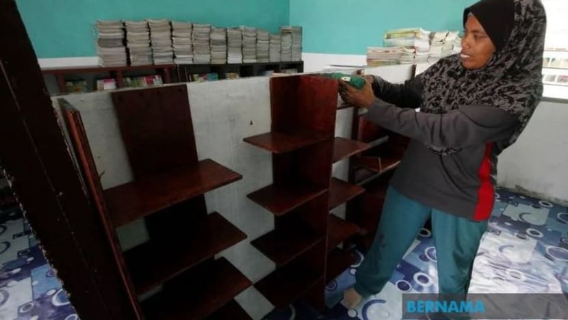 Wanita ini bertukang hasilkan perkakas untuk disumbang secara percuma kepada sekolah