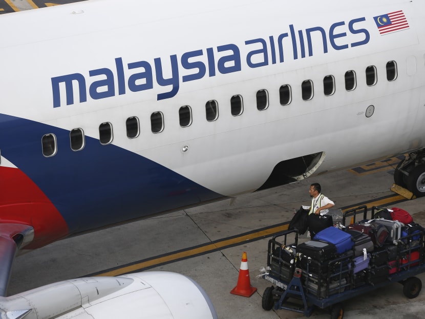Malaysia Airlines ground staff unloading luggage from a plane at Kuala Lumpur International Airport in Sepang, Malaysia, on Monday, June 1, 2015. Photo: AP