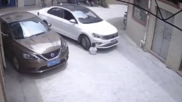 中国母亲将孩子放路中 轿车辗过险断魂