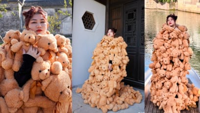 China’s Famed Artiste Manager Yang Tian Zhen Wears "100kg" Dress Made Of Teddy Bears To Awards Ceremony