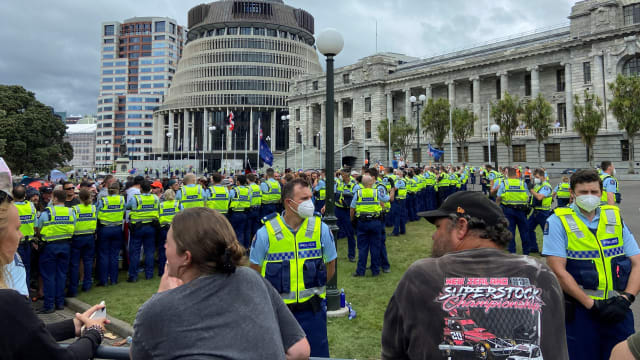 新西兰警方展开行动 驱散抗议防疫限制示威者