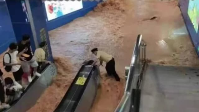 广州地铁站因暴雨淹水 乘客逃窜躲洪水 