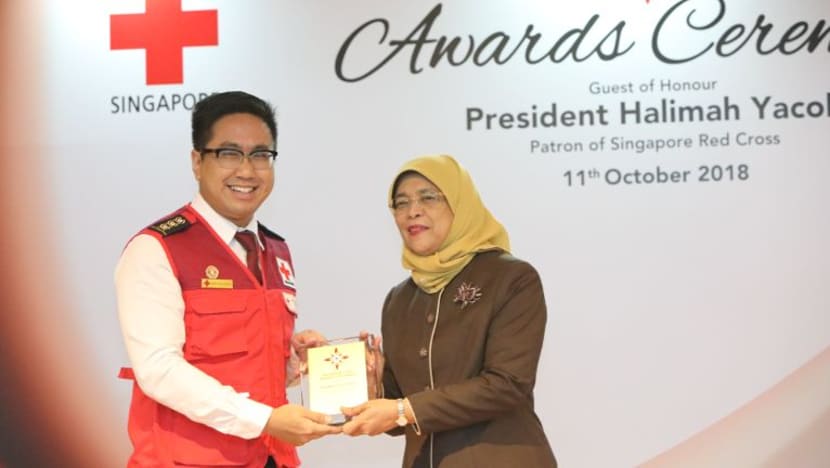 Dr Mohammad Zaidi Ariffin terima anugerah tertinggi Palang Merah S'pura - Anugerah Belia Presiden
