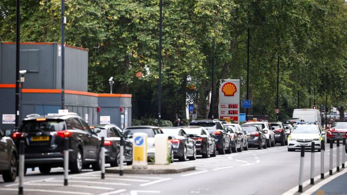Lengthy queues build outside gas stations in London again CNA