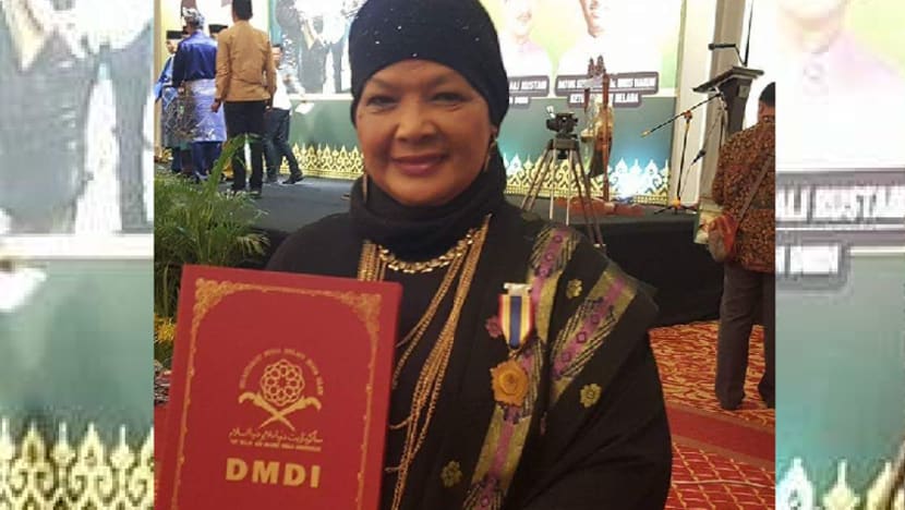 Som Said terima anugerah antarabangsa - Anugerah Tun Fatimah di Indonesia