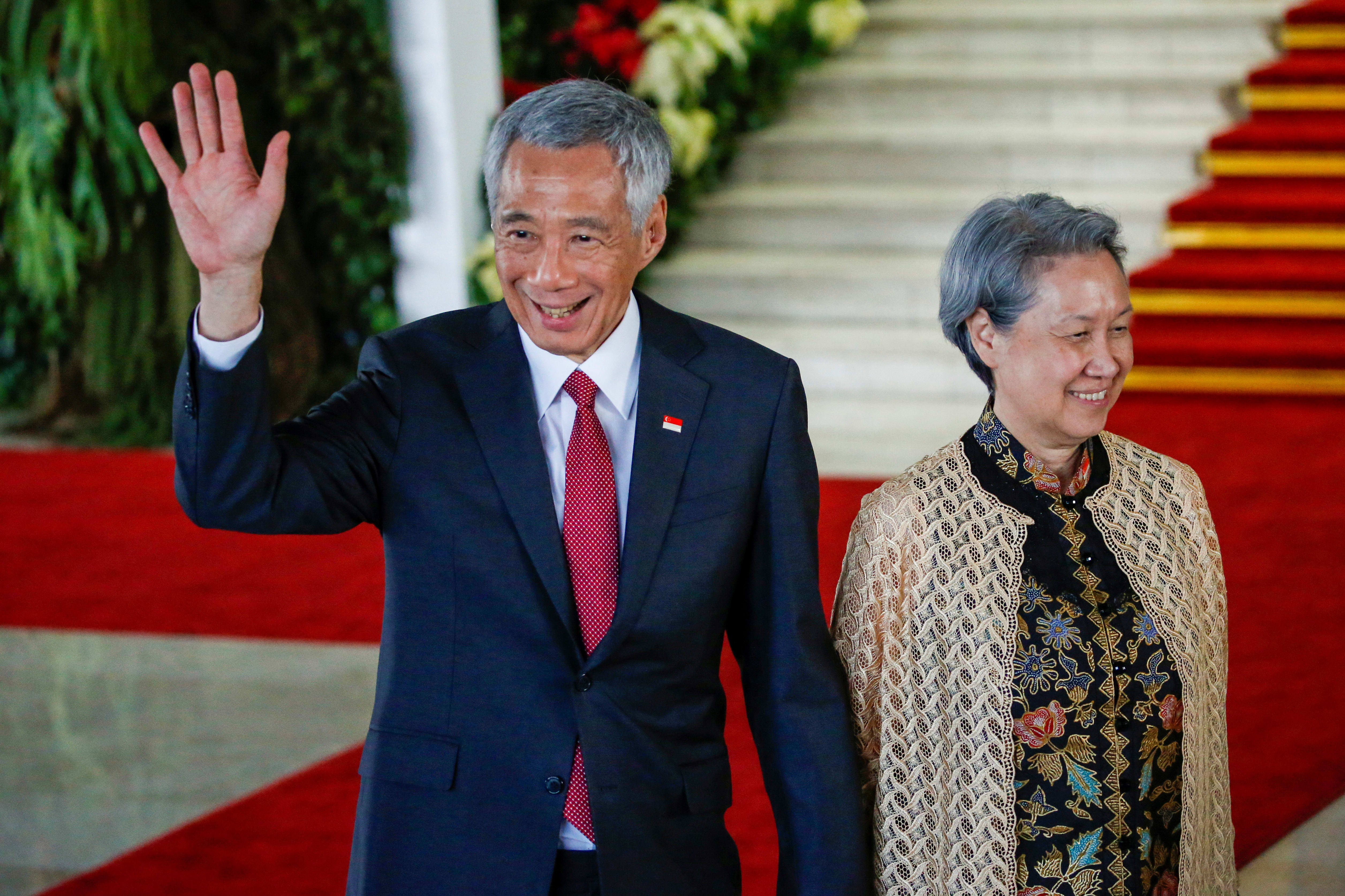 Prime Minister Lee Hsien Loong and his wife Mdm Ho Ching will be in Johor at the invitation of Sultan Ibrahim Ibni Almarhum Sultan Iskandar, and the award investiture ceremony will be held at the Istana Besar. Prime Minister Lee Hsien Loong and his wife Mdm Ho Ching will be in Johor at the invitation of Sultan Ibrahim Ibni Almarhum Sultan Iskandar, and the award investiture ceremony will be held at the Istana Besar.