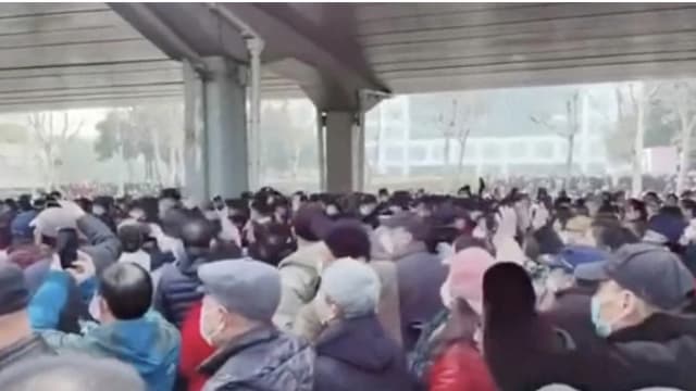 武汉再暴大规模示威 老年人上街抗议医改措施