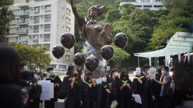涉大学非法集会 香港警方逮捕八人