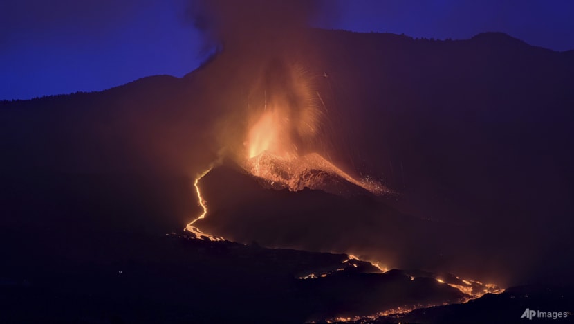 Volcanic ash cloud halts flights to and from Spanish island Volcanic ash cloud halts flights to and from Spanish island
