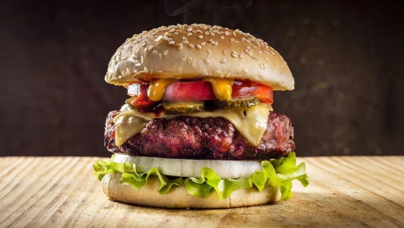 அமெரிக்காவில் அதிகம் உண்ணப்படும் பர்கர் (burger)... 13ஆம் நூற்றாண்டில் மங்கோலியாவில் உருவாகியிருக்கலாம்!