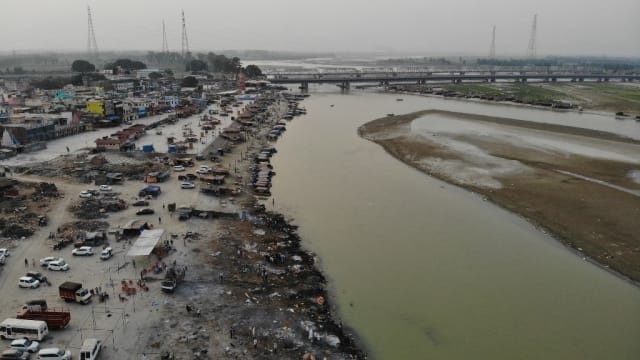 【冠状病毒19】印度冠病死者尸体 疑被冲到恒河岸边