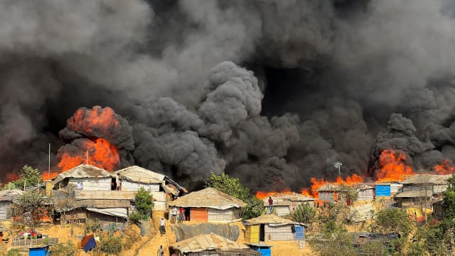 孟加拉一罗兴亚难民营发生大火 许多难民无家可归