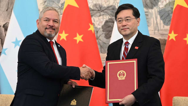 中国和洪都拉斯正式宣布建立外交关系