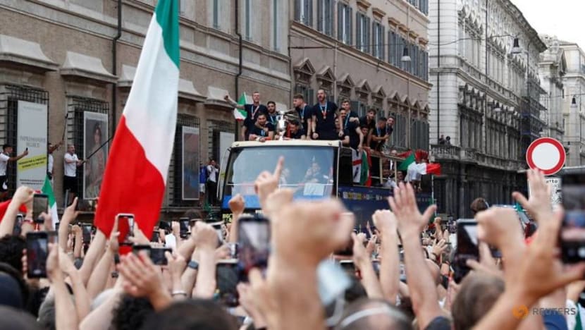 Italy players insisted on open bus tour after Euro 2020 triumph despite COVID risk -Rome prefect Italy players insisted on open bus tour after Euro 2020 triumph despite COVID risk -Rome prefect