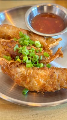 LiuLangMian Noodle Bar is a 20-seat joint located at Alexandra Central Mall. TRY their grilled duck noodles as well as their sides like ngoh hiang and more. Link in bio to read more.
 
📍 LiuLangMian Noodle Bar
#01-03 Alexandra Central Mall,
321 Alexandra Rd, S159971
 
http://tinyurl.com/28v6asw4