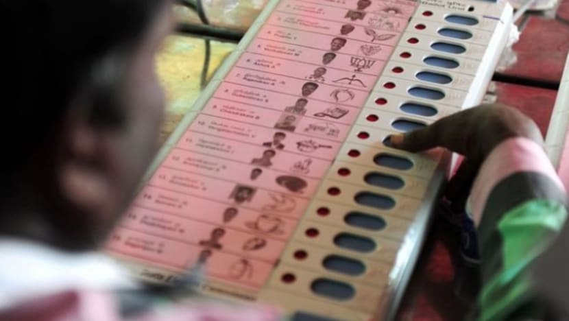 வாக்குப்பதிவு இயந்திரங்கள் இடம் மாற்றப்பட்டதாகக் கூறப்படுவதை மறுத்தது இந்தியத் தேர்தல் ஆணையம் வாக்குப்பதிவு இயந்திரங்கள் இடம் மாற்றப்பட்டதாகக் கூறப்படுவதை மறுத்தது இந்தியத் தேர்தல் ஆணையம்