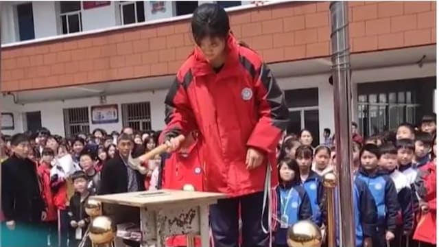 学生考试前还在滑手机 学校组织“集体砸手机”活动引热议