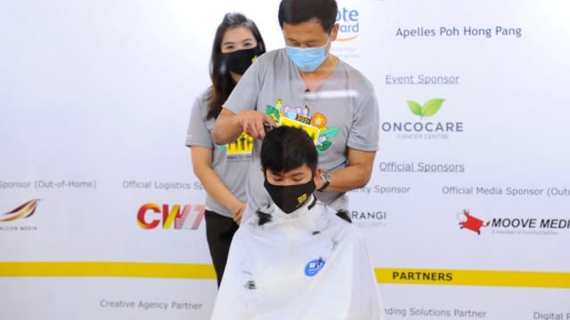 王乙康为12岁男童剃发 以鼓励患癌儿童