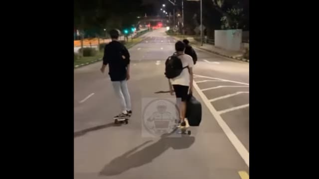 马路上逆行溜滑板  青年被网炮轰