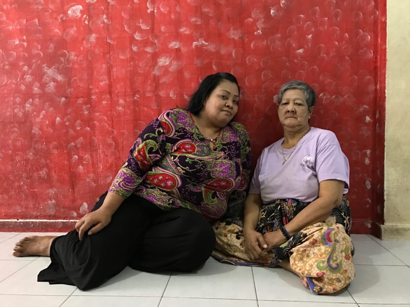 Meet single mother Azizah, who takes care of 4 children and an elderly mum