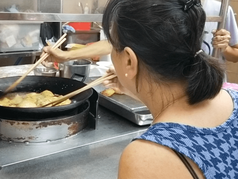 Fry-it-yourself hum chim pengs still pulling in crowds