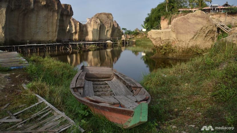 Instagram gives sand quarry in Indonesia new lease of life, but fame brings local conflicts Instagram gives sand quarry in Indonesia new lease of life, but fame brings local conflicts