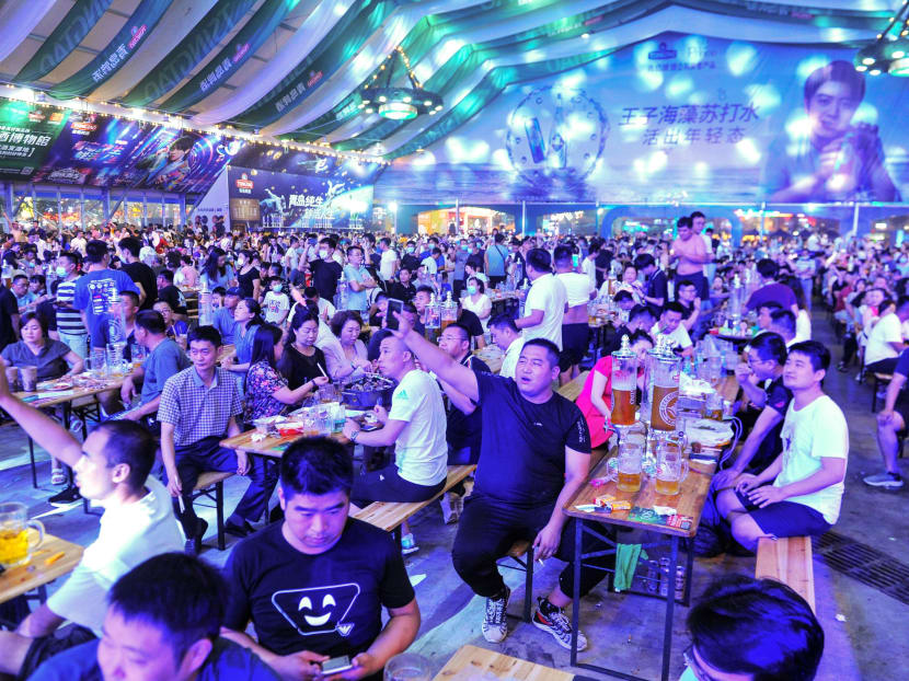 This photo taken on Aug 1, 2020 shows people enjoying beer and food during the annual Qingdao Beer Festival in Qingdao, in China's eastern Shandong province. Thousands of Chinese beer lovers left their facemasks and virus worries behind to gather in large crowds and raise a much-needed glass as the annual Qingdao beer festival opened over the weekend.