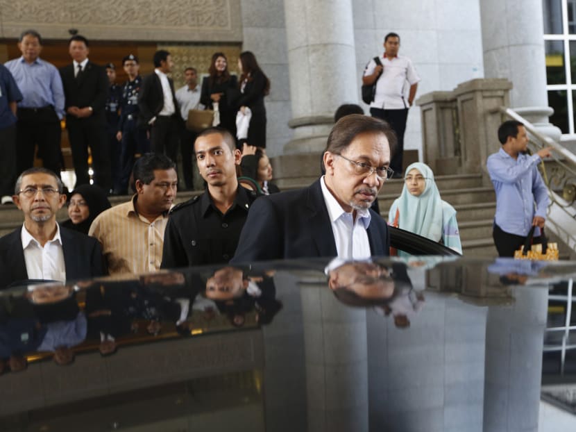 Malaysia's opposition leader Anwar Ibrahim leaves court for lunch at the Palace of Justice during his final appeal against a conviction for sodomy, in Putrajaya October 28, 2014. Photo: Reuters