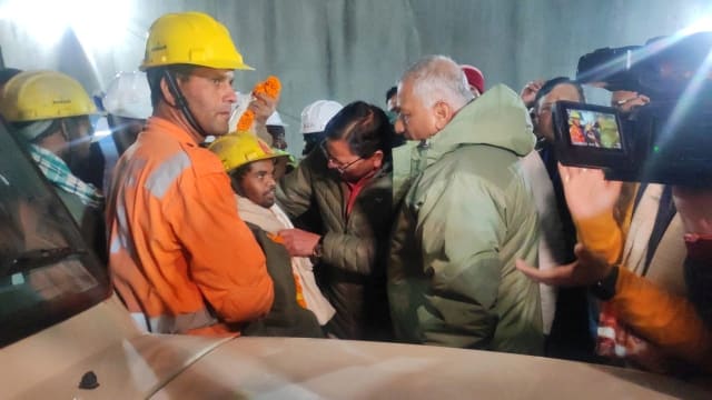 印度工人受困隧道17天 41人被成功救出
